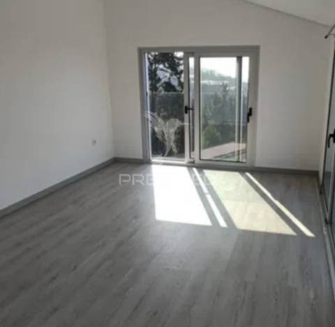Moradia de sonho com 3 suites, piscina e jardim – privacidade, luz natural e conforto garantidos!