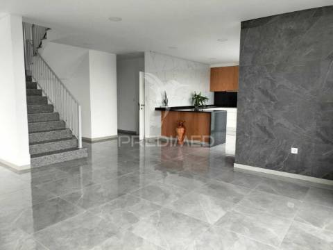 Moradia de sonho com 3 suites, piscina e jardim – privacidade, luz natural e conforto garantidos!