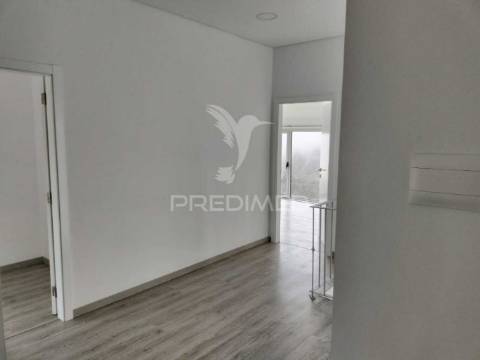 Moradia de sonho com 3 suites, piscina e jardim – privacidade, luz natural e conforto garantidos!