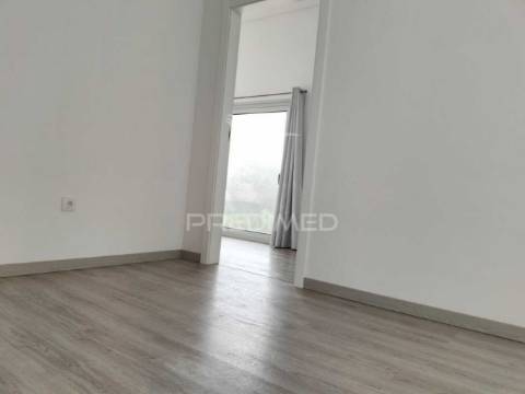Moradia de sonho com 3 suites, piscina e jardim – privacidade, luz natural e conforto garantidos!