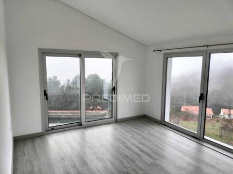 Moradia de sonho com 3 suites, piscina e jardim – privacidade, luz natural e conforto garantidos!