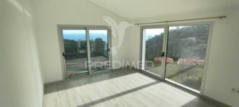 Moradia de sonho com 3 suites, piscina e jardim – privacidade, luz natural e conforto garantidos!