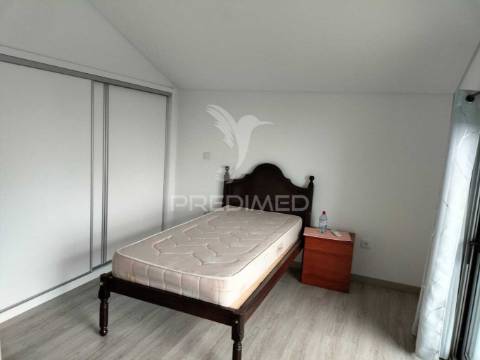 Moradia de sonho com 3 suites, piscina e jardim – privacidade, luz natural e conforto garantidos!