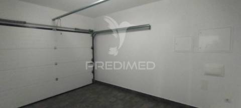 Moradia de sonho com 3 suites, piscina e jardim – privacidade, luz natural e conforto garantidos!