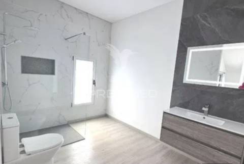 Moradia de sonho com 3 suites, piscina e jardim – privacidade, luz natural e conforto garantidos!