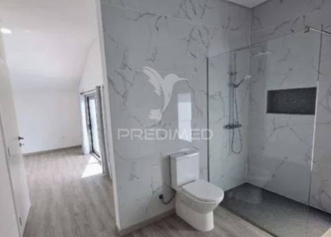 Moradia de sonho com 3 suites, piscina e jardim – privacidade, luz natural e conforto garantidos!