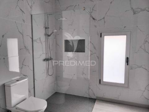 Moradia de sonho com 3 suites, piscina e jardim – privacidade, luz natural e conforto garantidos!