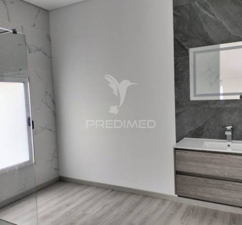 Moradia de sonho com 3 suites, piscina e jardim – privacidade, luz natural e conforto garantidos!