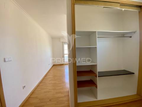 Apartamento t3 com vista rio, estacionamento e arrecadação