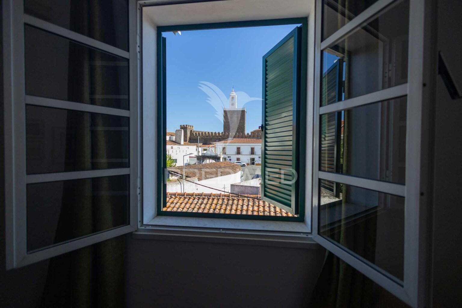 Residencial com 9 quartos, café e loja, no centro do alandroal