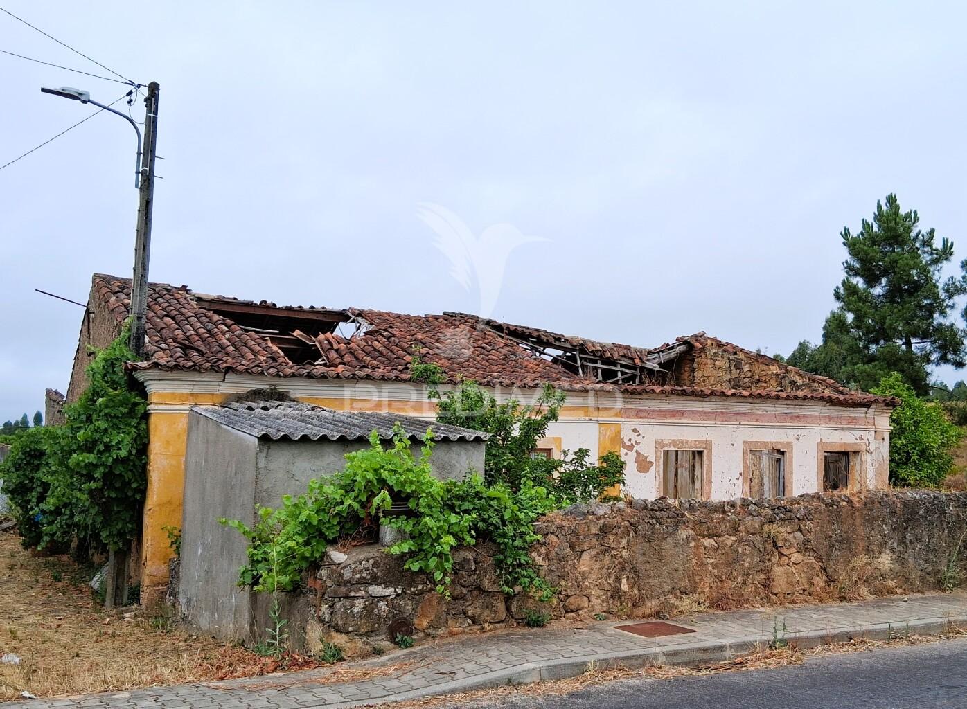 Conjunto de moradias em ruína e terrenos em penhascoso