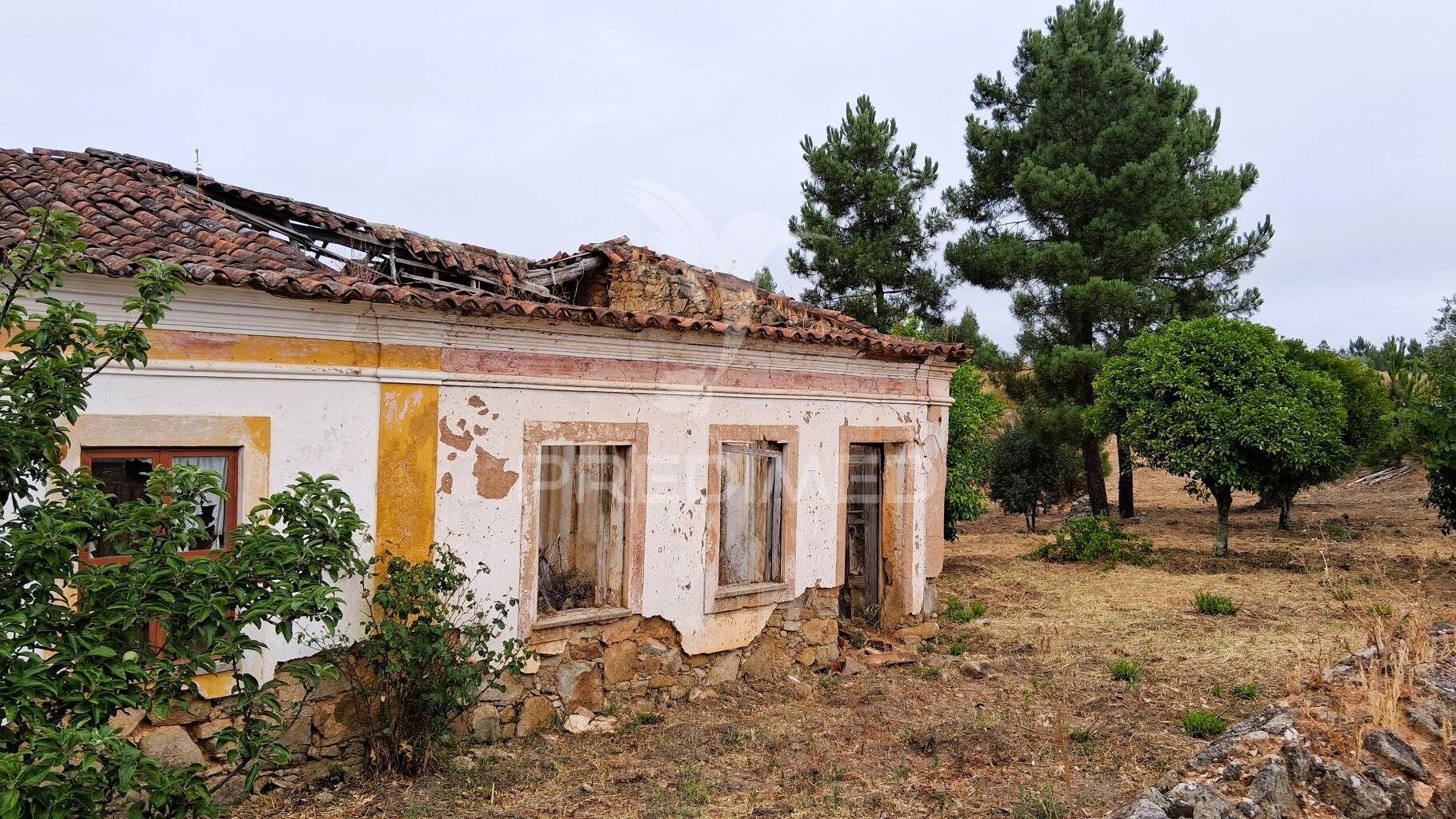 Conjunto de moradias em ruína e terrenos em penhascoso