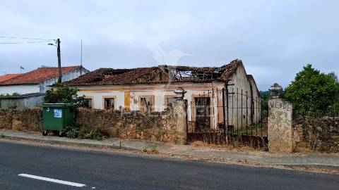 Conjunto de moradias em ruína e terrenos em penhascoso