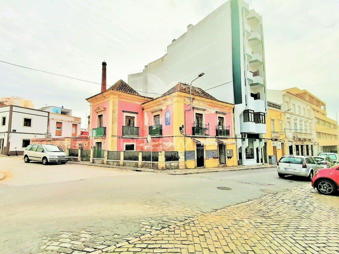 Prédio centenário na baixa da cidade de faro