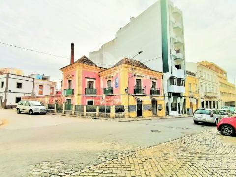 Prédio centenário na baixa da cidade de faro