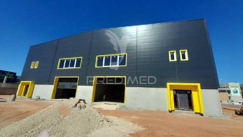Arrendar armazém c/ logradouro loures marl proximo aeroporto