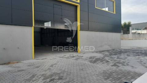 Arrendar armazém c/ logradouro loures marl proximo aeroporto