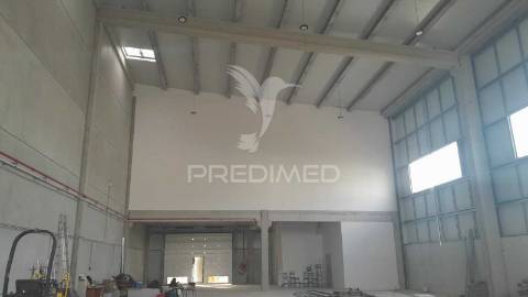 Arrendar armazém c/ logradouro loures marl proximo aeroporto