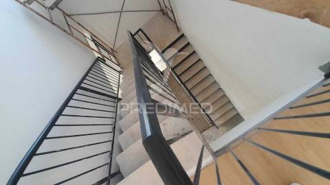 Arrendar armazém c/ logradouro loures marl proximo aeroporto