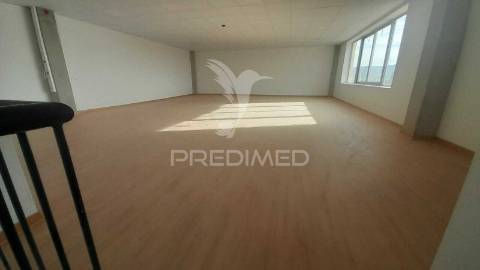 Arrendar armazém c/ logradouro loures marl proximo aeroporto