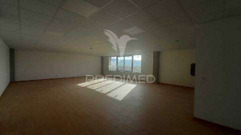 Arrendar armazém c/ logradouro loures marl proximo aeroporto