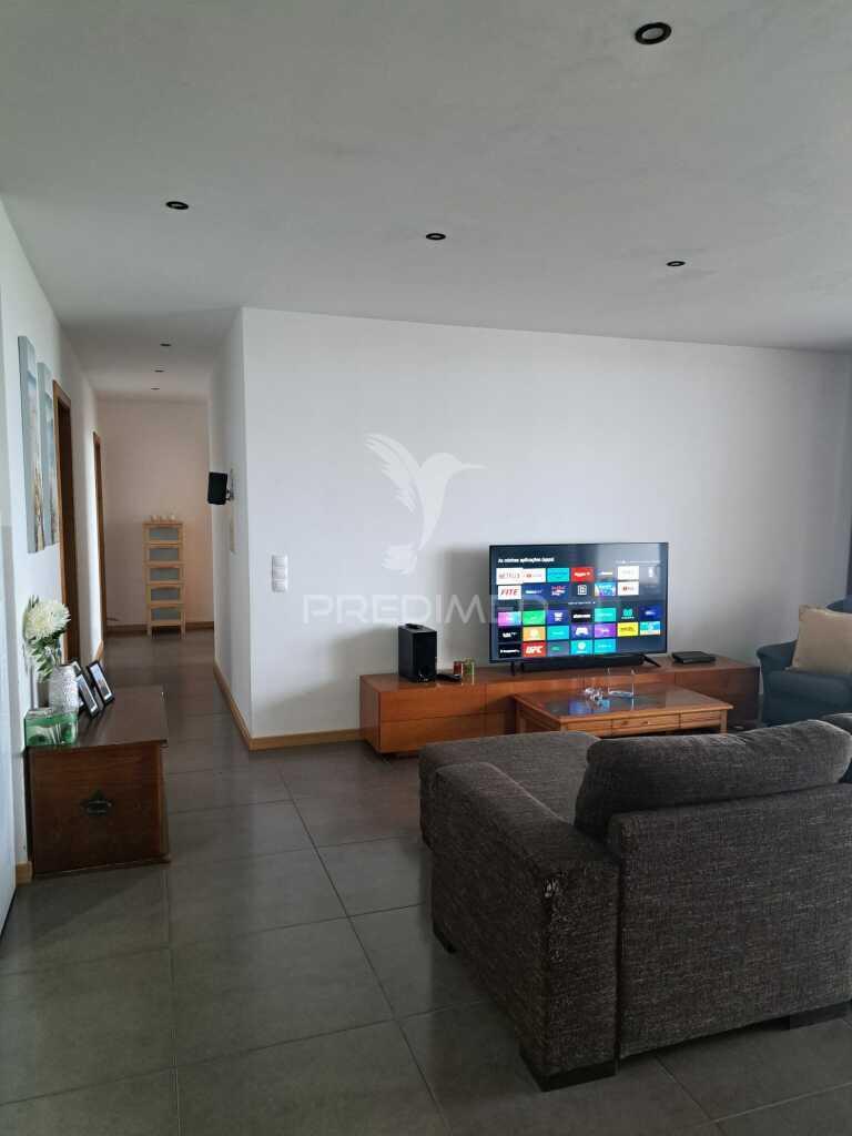 Moradia de um só piso, t3, de estilo moderno
