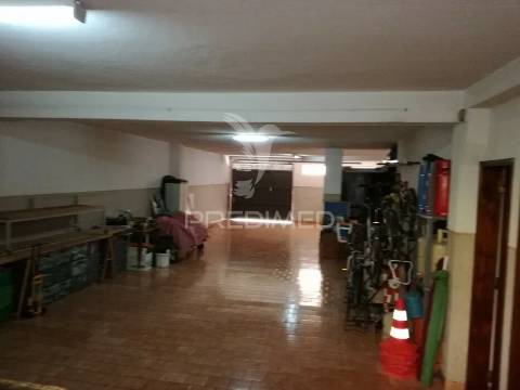 Garagem / armazém com 110 m2