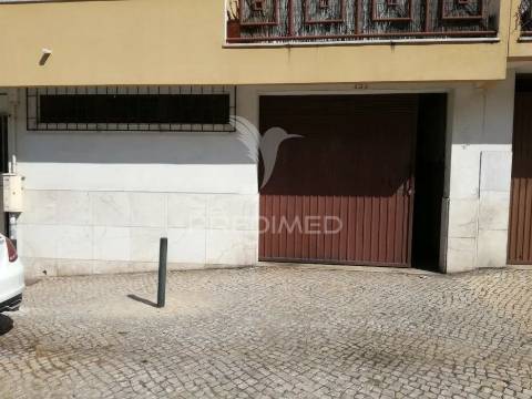 Garagem / armazém com 110 m2