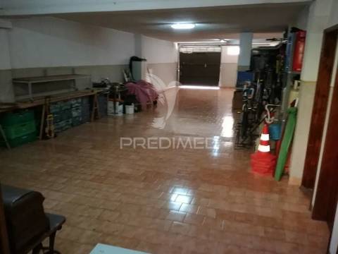 Garagem / armazém com 110 m2