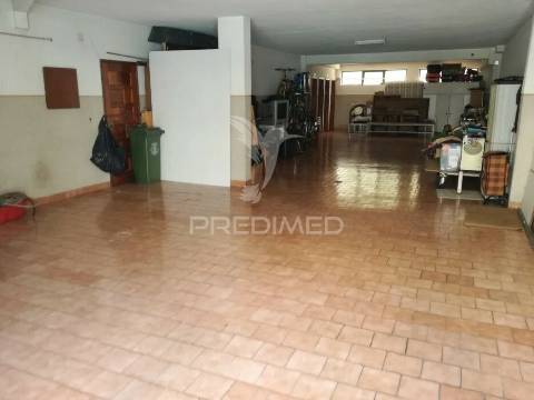 Garagem / armazém com 110 m2