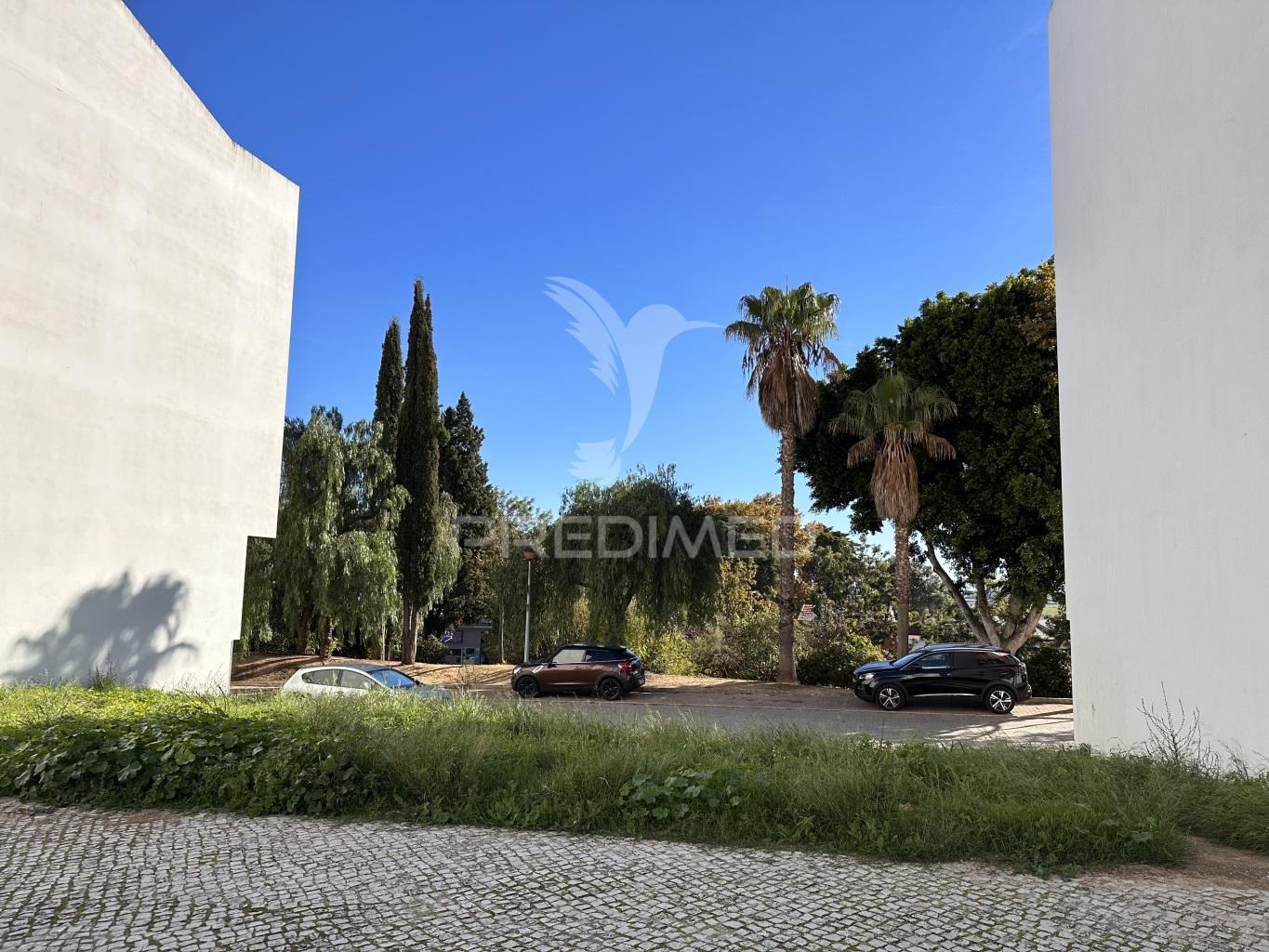Lote de terreno p/ prédio c/ projecto p/ 12 fogos