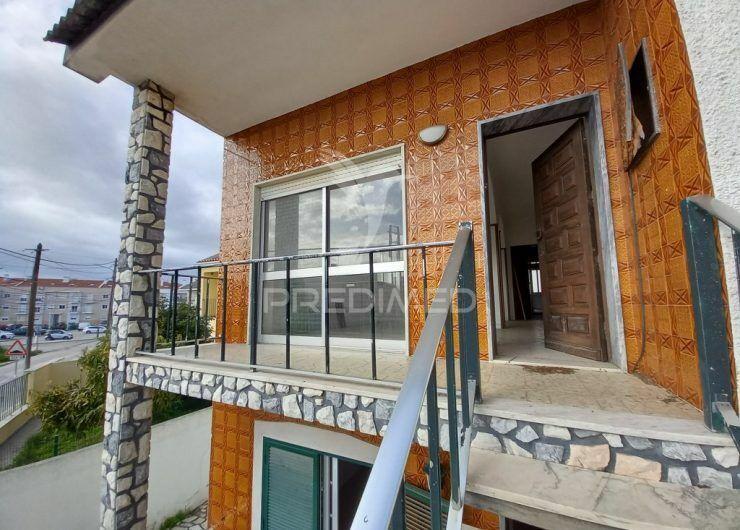 Moradia t2 com grande terraço e espaço exterior