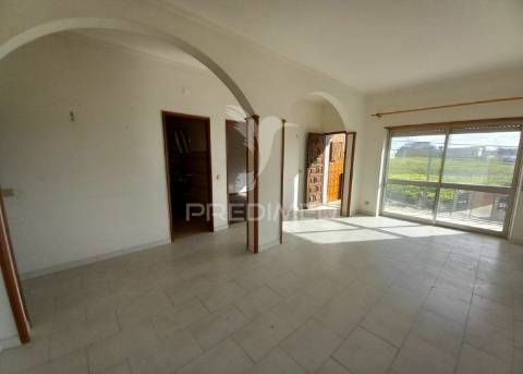 Moradia t2 com grande terraço e espaço exterior