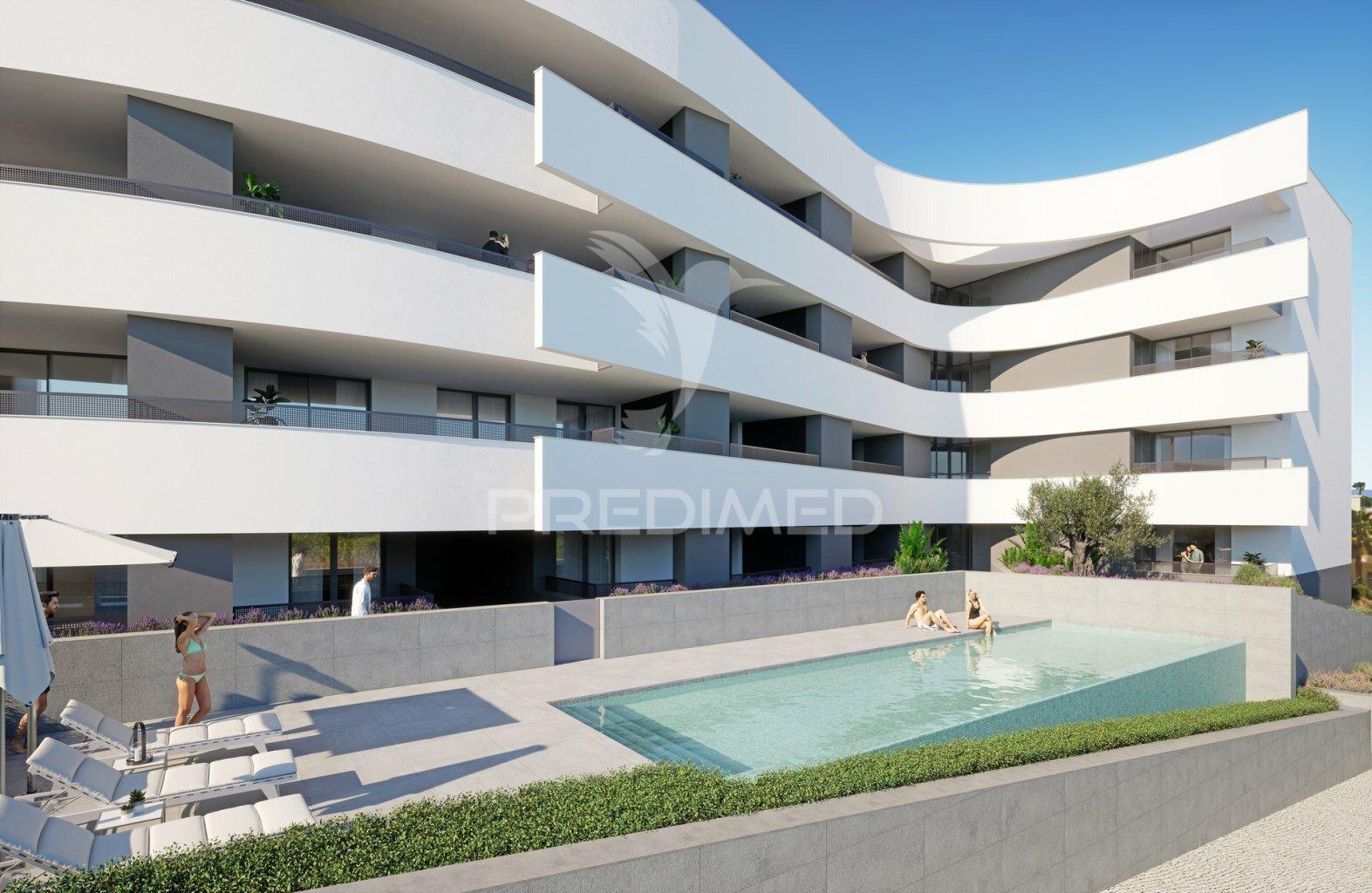 T2 novo no porto de mós em lagos com piscina e estacionamento privado