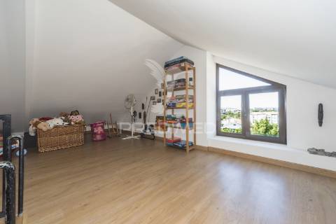 Lisboa / olivais ( próximo ao novo hospital de todos os santos ) - moradia  t6 + 1 com piscina