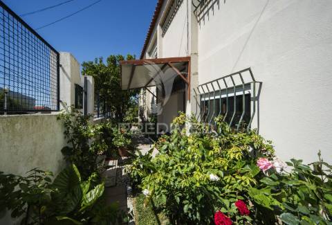 Lisboa / olivais ( próximo ao novo hospital de todos os santos ) - moradia  t6 + 1 com piscina