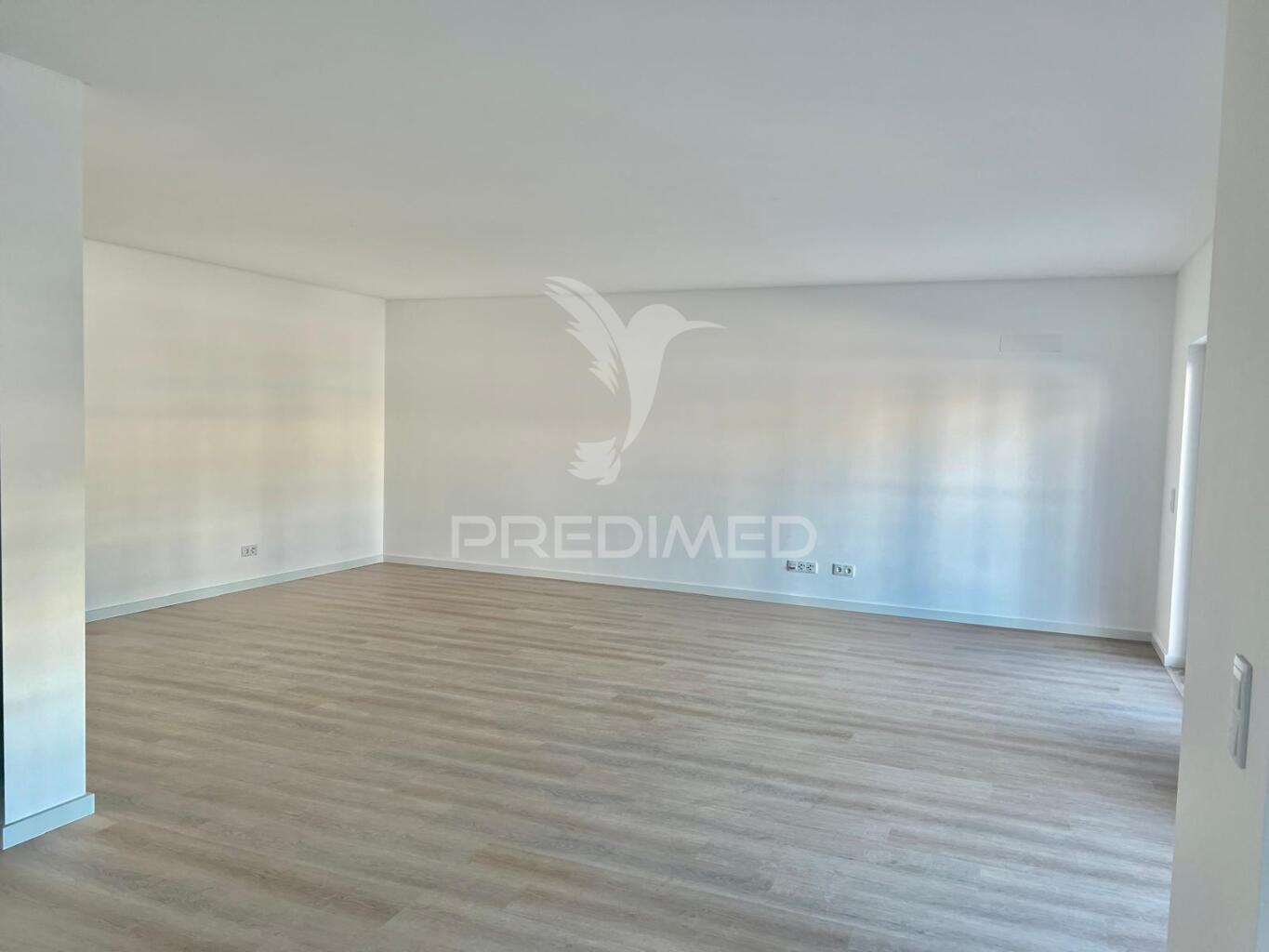 Apartamento t3 c/ suíte, 2 lugares parqueamento e arrecadação
