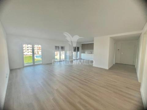 Apartamento t3 c/ suíte, 2 lugares parqueamento e arrecadação