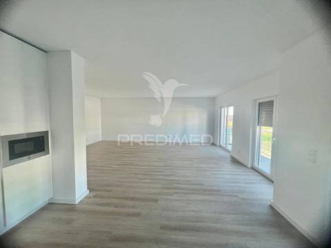 Apartamento t3 c/ suíte, 2 lugares parqueamento e arrecadação