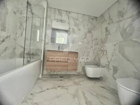 Apartamento t3 c/ suíte, 2 lugares parqueamento e arrecadação
