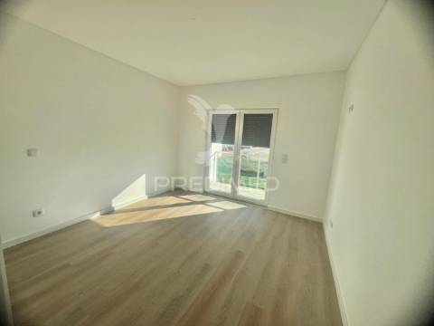 Apartamento t3 c/ suíte, 2 lugares parqueamento e arrecadação