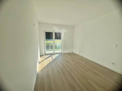 Apartamento t3 c/ suíte, 2 lugares parqueamento e arrecadação