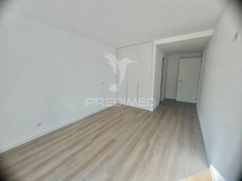 Apartamento t3 c/ suíte, 2 lugares parqueamento e arrecadação