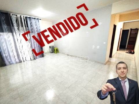 Apartamento com varanda e elevador
