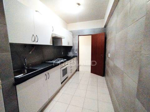 Apartamento com varanda e elevador