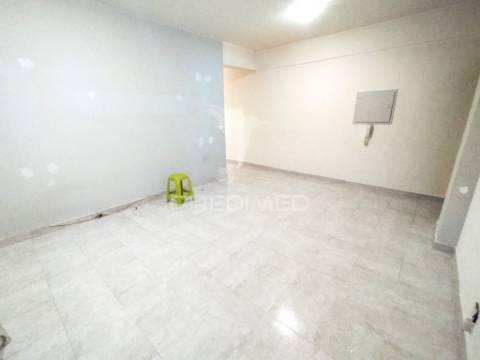 Apartamento com varanda e elevador