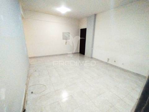 Apartamento com varanda e elevador