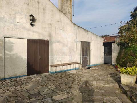 Quintinha / terreno com  23000m2  e moradia t3