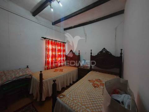 Quintinha / terreno com  23000m2  e moradia t3