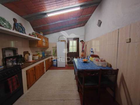 Quintinha / terreno com  23000m2  e moradia t3
